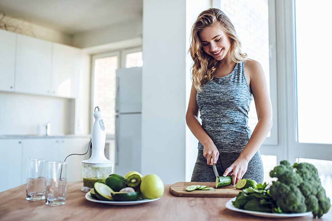 A nena prepara unha dieta saudable despois de calcular a inxestión diaria de calorías